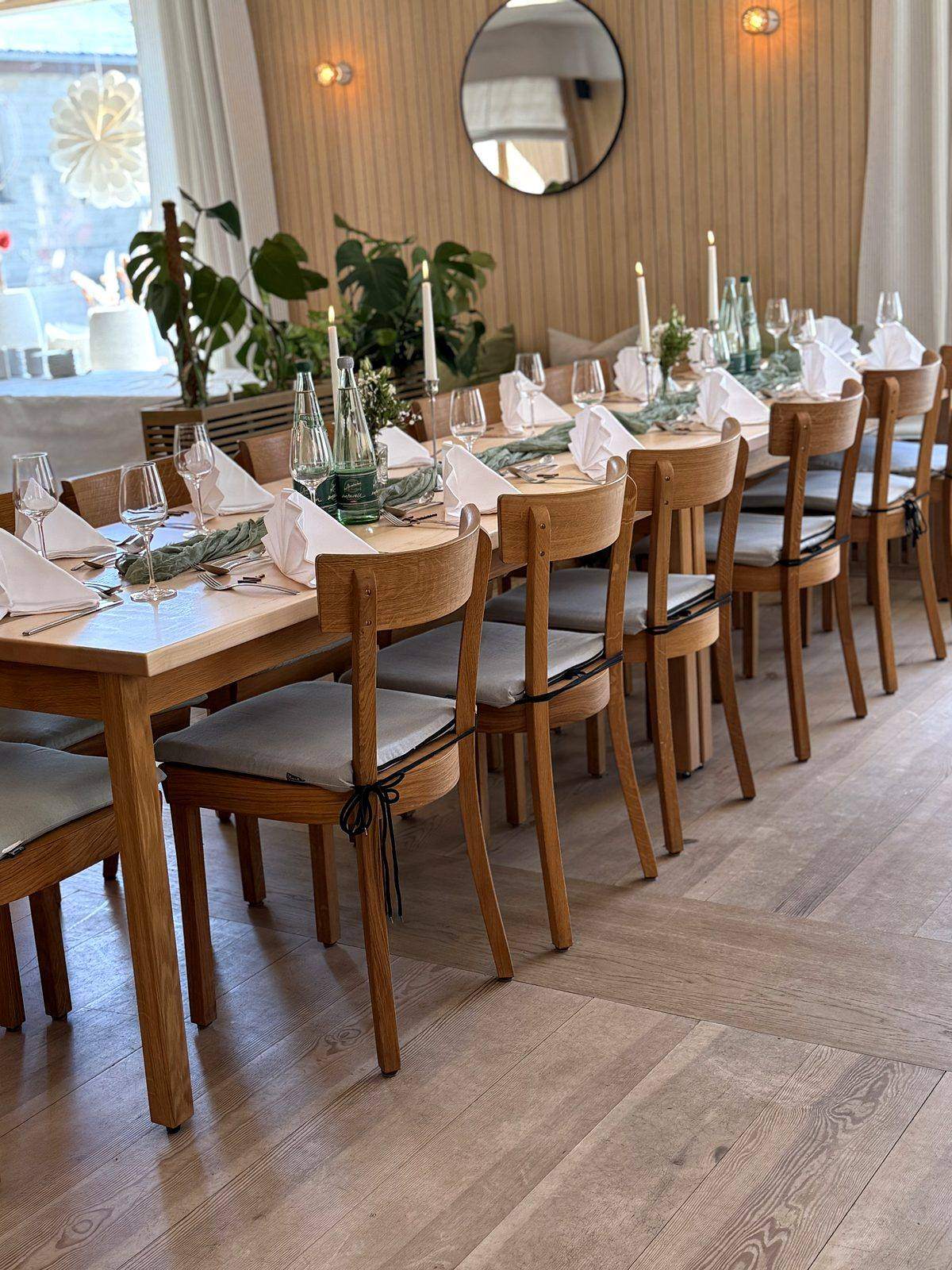 &Eacute;l&eacute;gante table de f&ecirc;te dans la salle