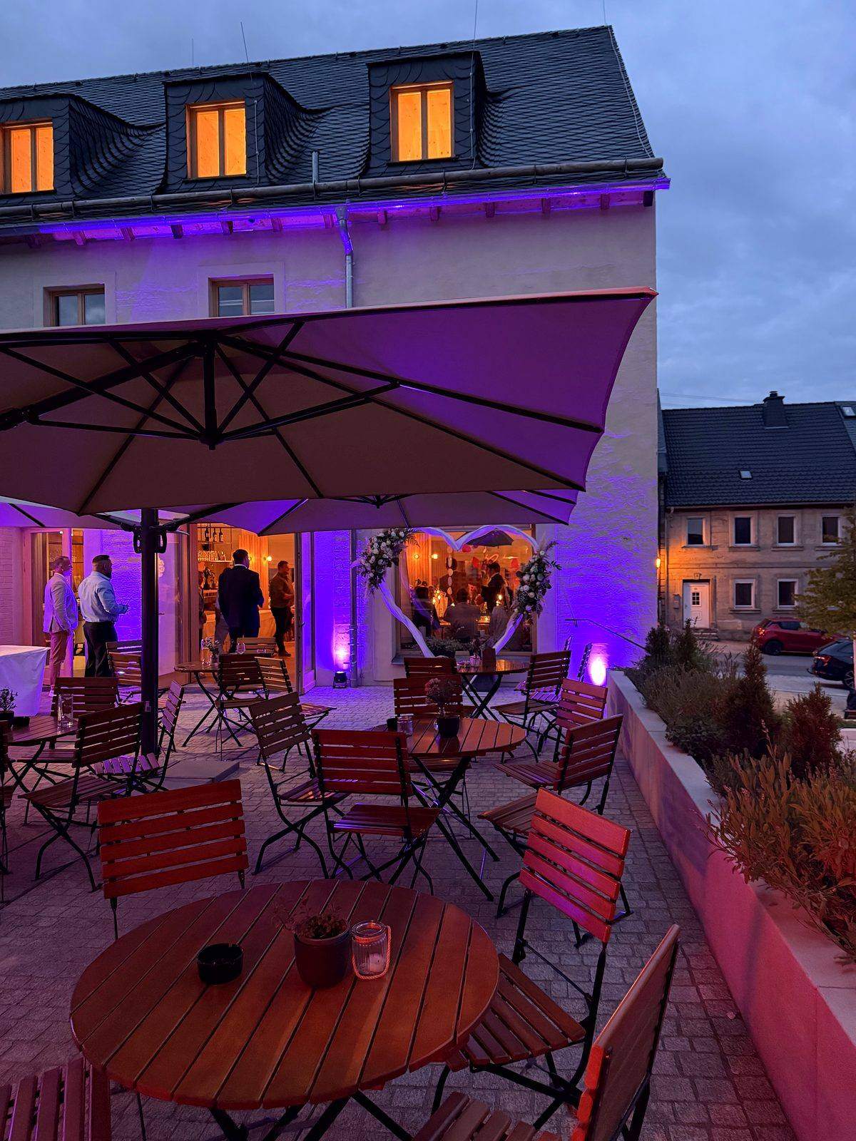Terrasse illuminée le soir