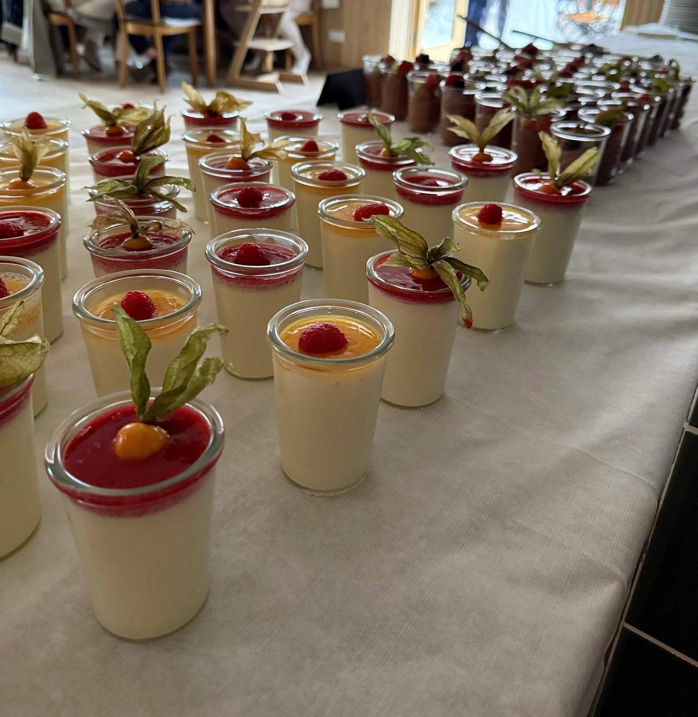 Buffet de desserts avec panna cotta maison
