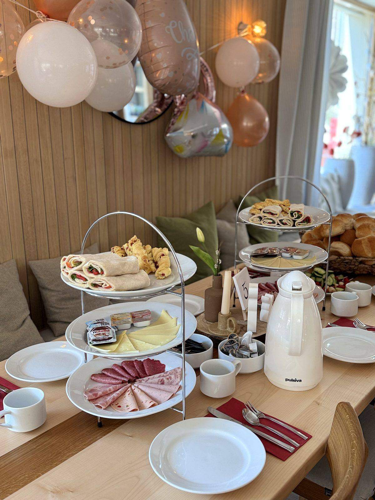 Table de caf&eacute; avec ballons