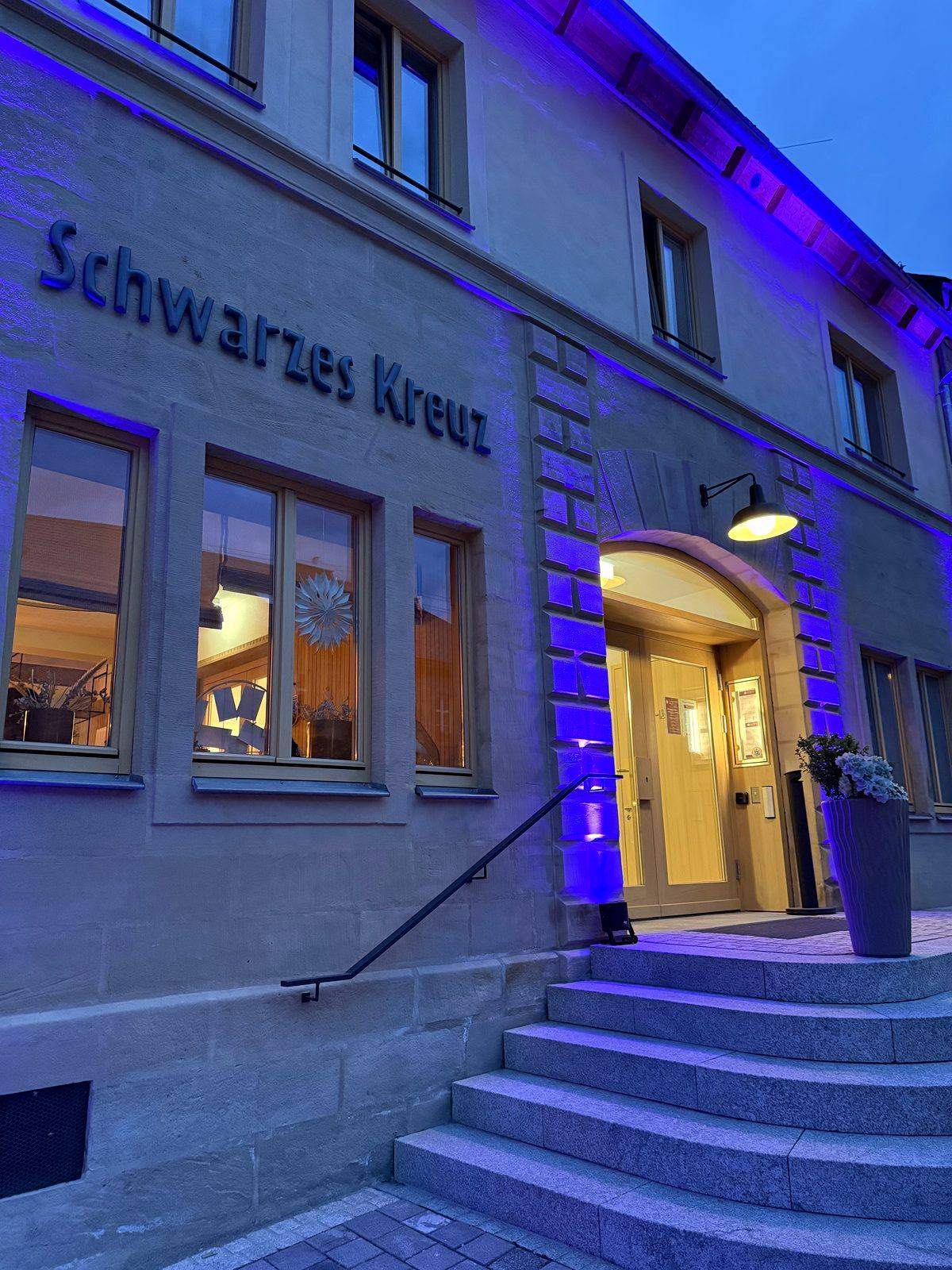 Façade illuminée la nuit