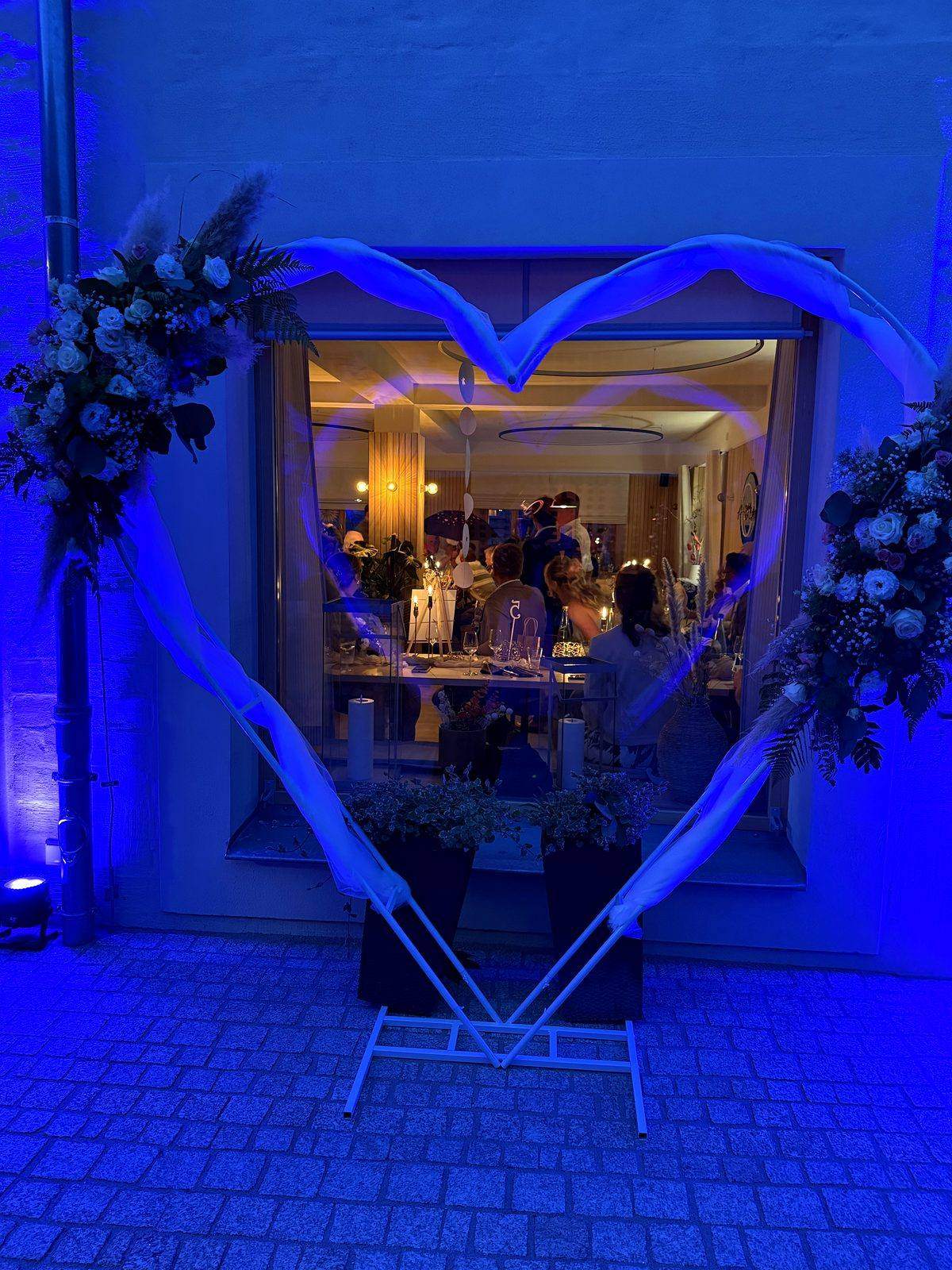 Arche fleurie en c&oelig;ur lors d&rsquo;un mariage