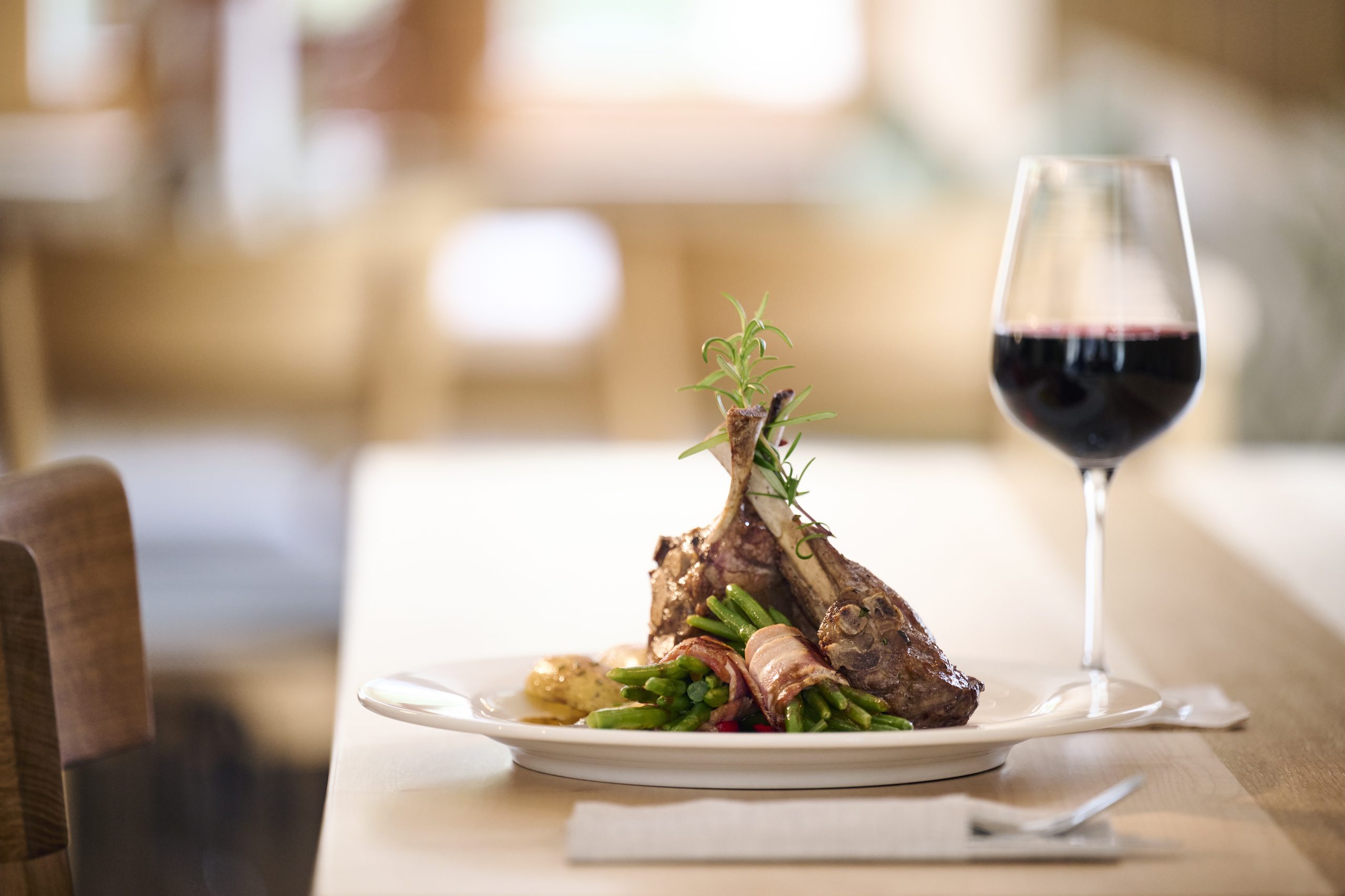 Plato de cordero de nuestra cocina, servido con vino tinto