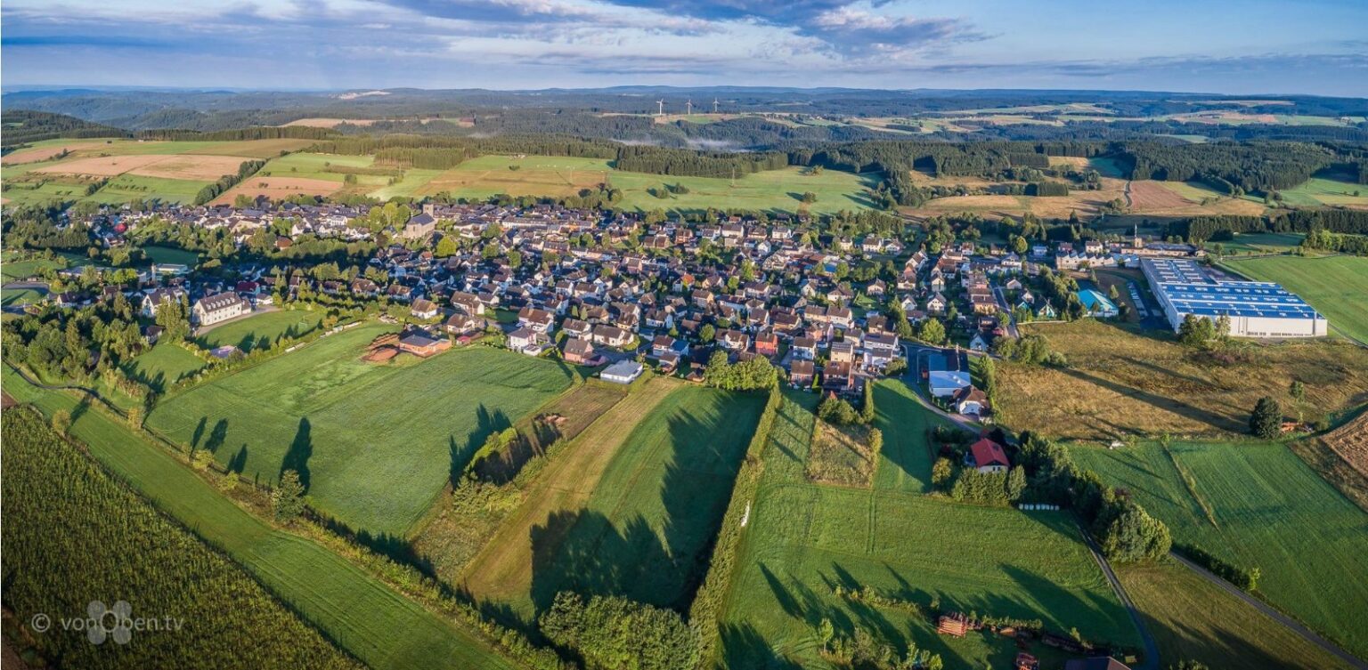 Blick über Teuschnitz und den Frankenwald